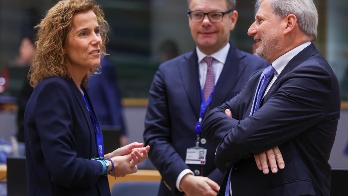 La Secretaria de Estado Esperanza Samblas y el Comisario de Presupuesto de la UE, Johannes Hahn.