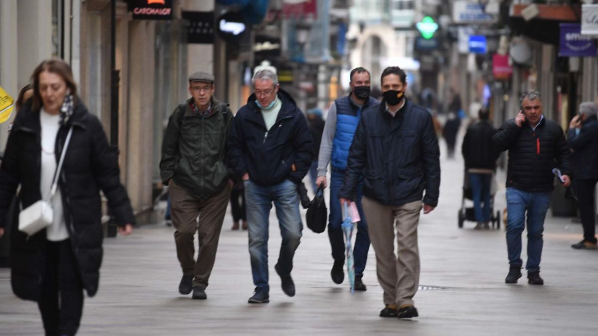 Transeúntes caminan por la calle con y sin mascarilla.   | // VÍCTOR ECHAVE