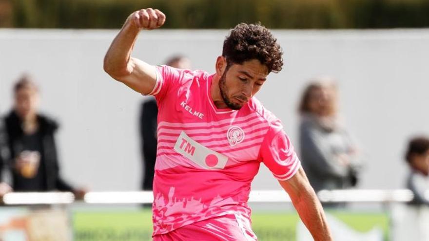 Candela golpea el balón, el domingo en el Municipal de Peralada.