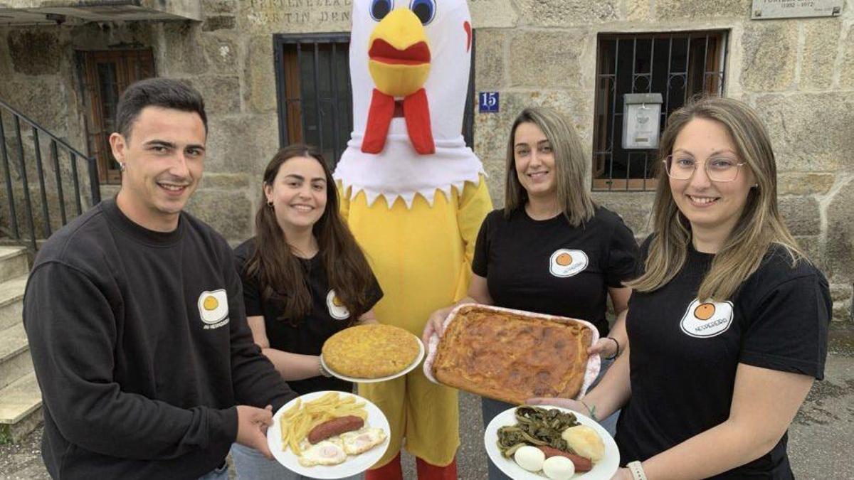 Los organizadores de la fiesta muestran los distintos platos.