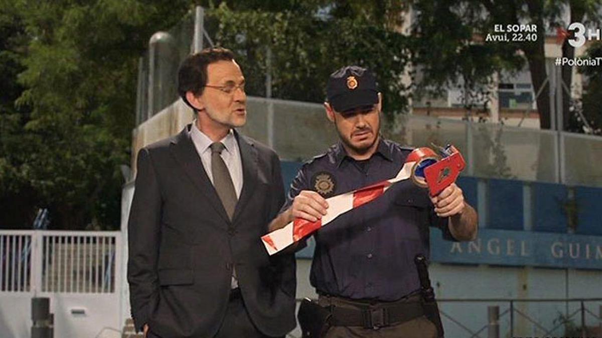 Rajoy ordena a un policia que es prepari per precintar (‘Polònia’, TV-3).