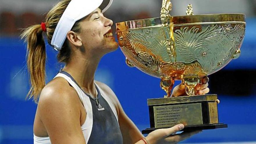 Garbiñe Muguruza, radiant amb el trofeu de campiona, a Pequín