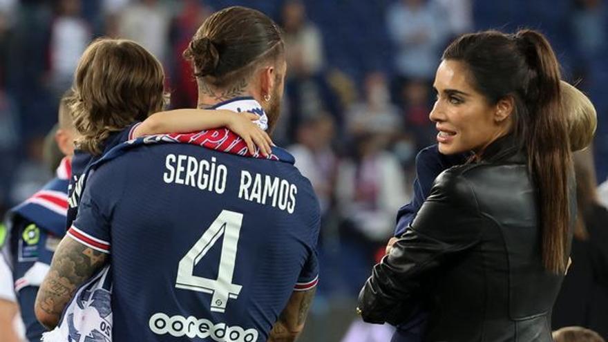 Ramos y Pilar Rubio con sus hijos tras un partido del PSG