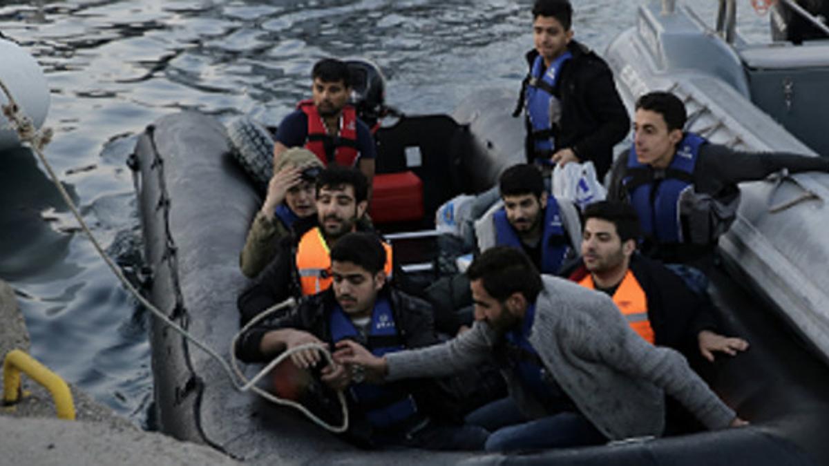 Inmigrantes sirios llegan a las costas de Italia.