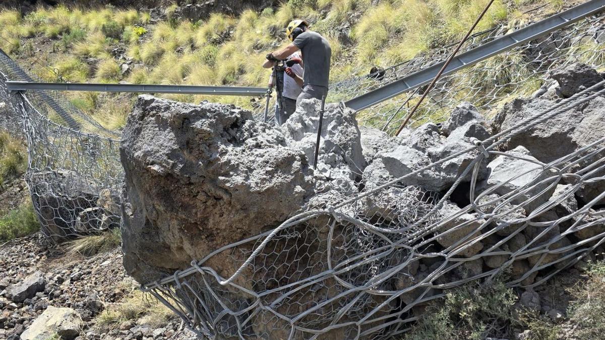 Operarios reparan las mallas de protección tras los desprendimientos del pasado mes de marzo en el GR-130. | EL DÍA