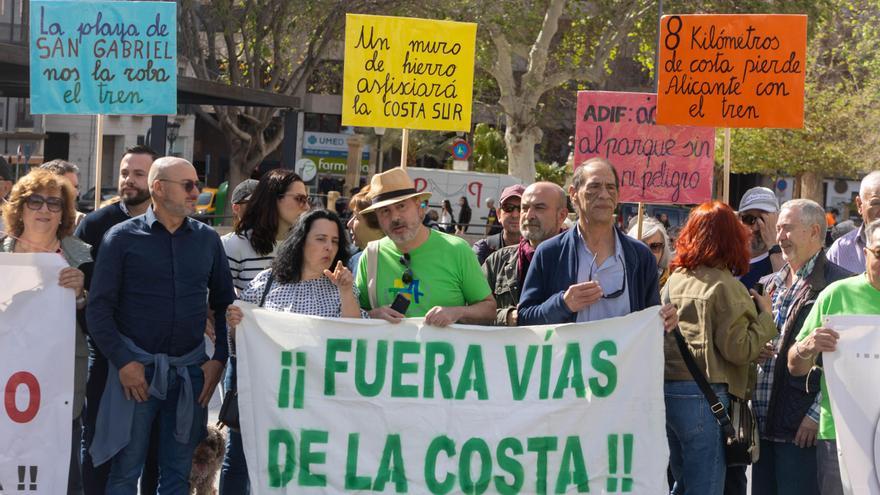 Los vecinos no bajan los brazos con la Variante de Torrellano: nueva protesta frente a Subdelegación
