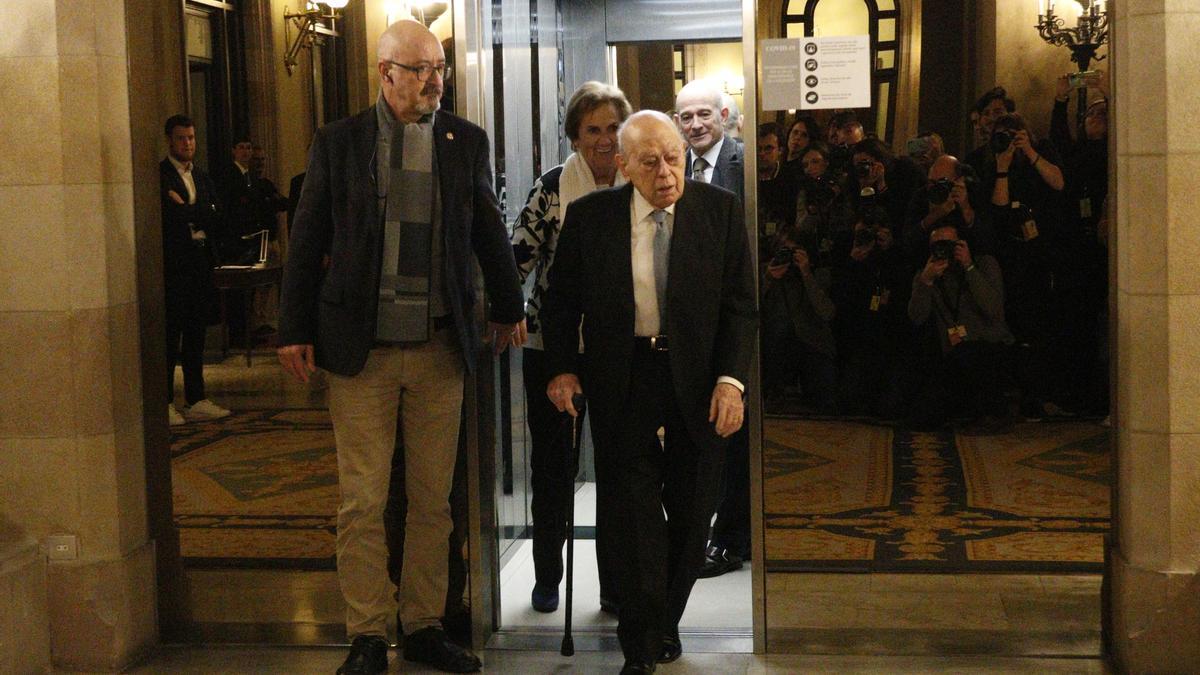 L'expresident Jordi Pujol surt de l'ascensor en la seva arribada al Parlament pel 90è aniversari de la institució