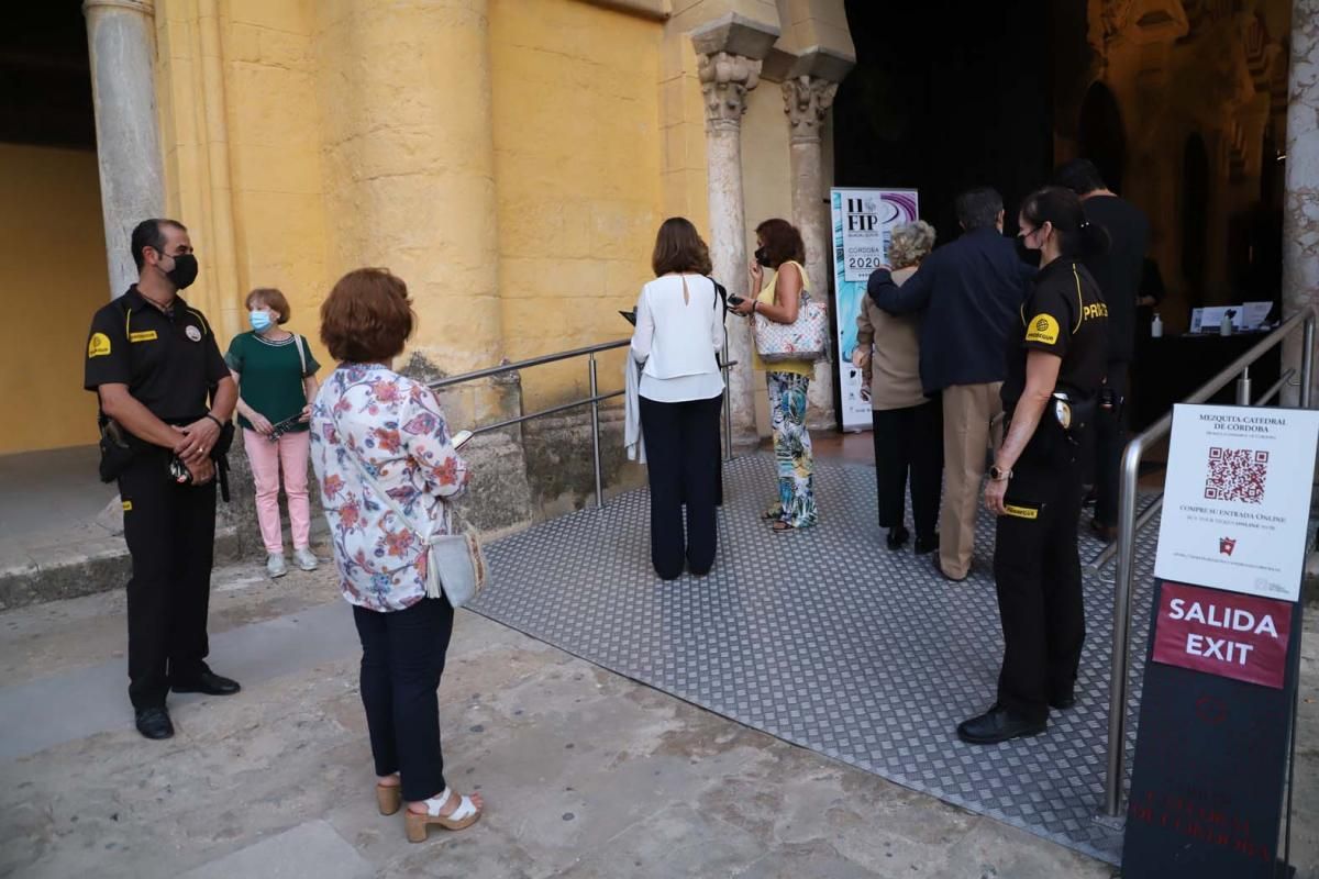 Pasión Vega eleva su voz, en la Mezquita-Catedral, por las víctimas del Covid