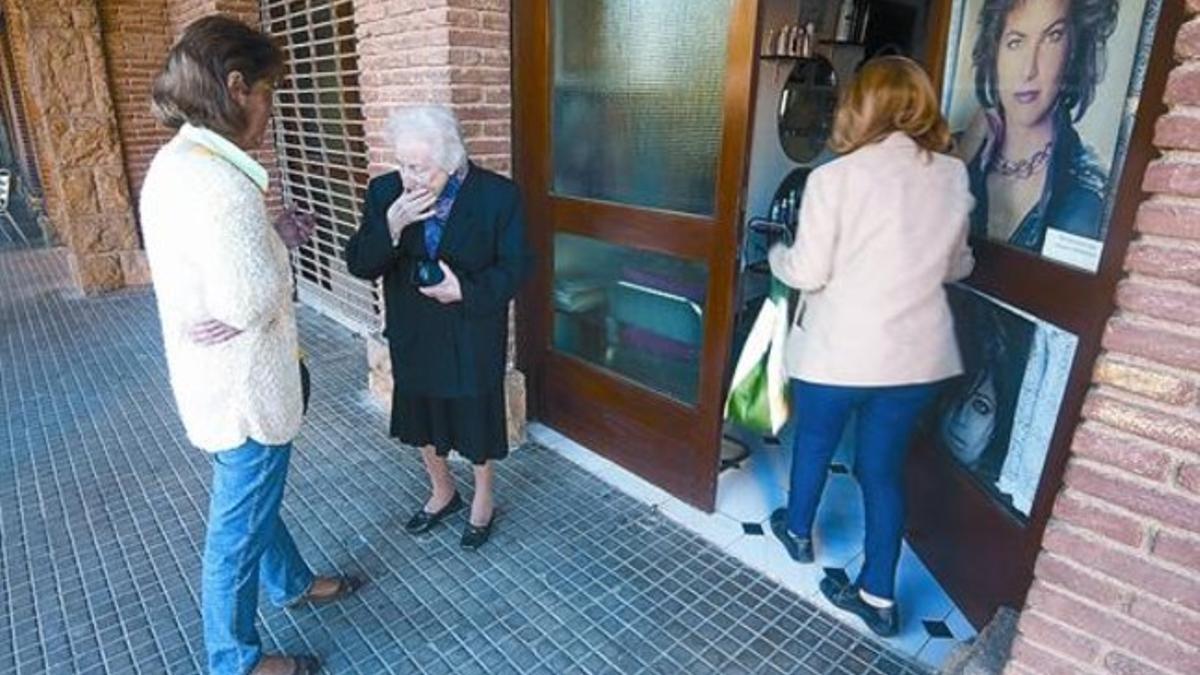 A la peluquería 8 Maria del Mar Munné, de 91 años, acompañada por Pepita Roig, presidenta de Amics del Barri Fortuny de Reus.