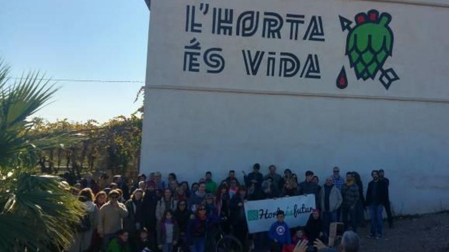 Los manifestantes posan ante el mural «l&#039;Horta es vida», de Diego Mir.