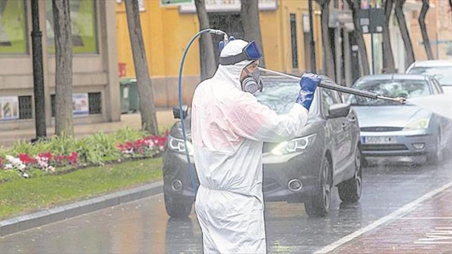 Desinfección de calles en Castelló por el covid-19