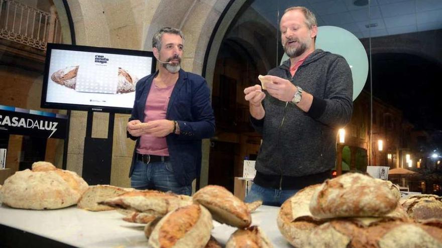 Un momento de la cata de panes gallegos que celebraron ayer los chef Xosé Cannas y Pepe Solla. // R. V.