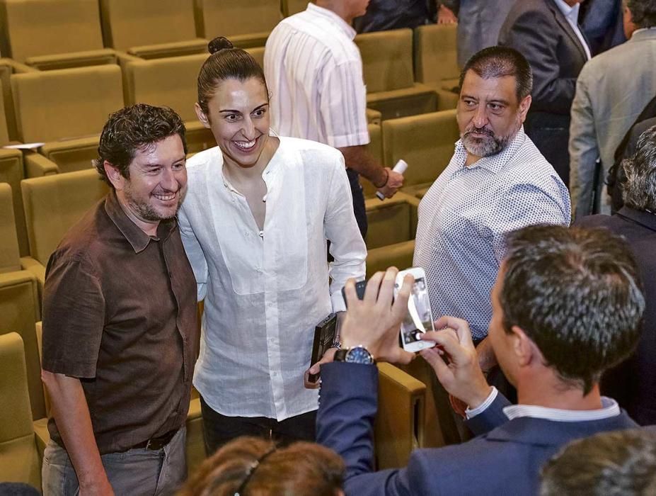 El portavoz del PP, Llorenç Galmés, saca una foto a Alberto Jarabo, líder de Podemos, junto a la jugadora de Binissalem y observados por Jesús Jurado.