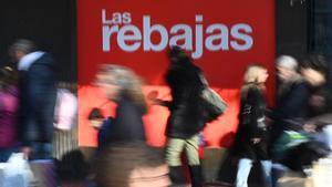 Consumidores de compras en el primer gran día de rebajas de invierno