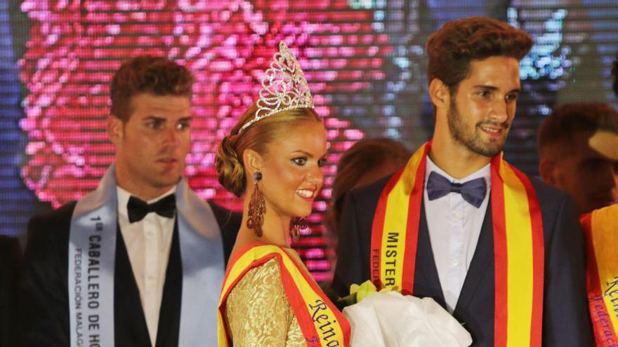 María del Mar Montilla de la peña La Asunción era coronada como Reina de la Feria de Málaga 2015. A su lado, Jesús María Poyatos de la escuela de modelos Manuel Beltrán fue elegido el Míster de la Feria.