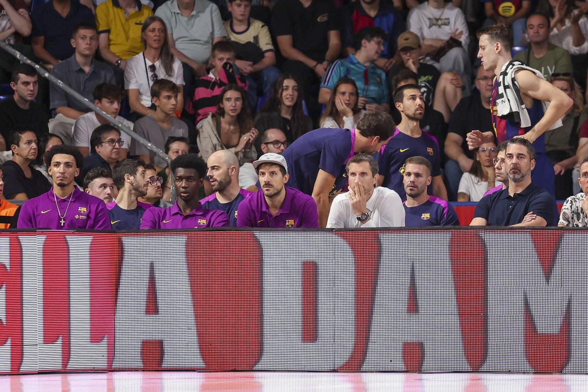 Laprovittola sigue un encuentro desde la banda junto al descartado Norris y el general mánager, Juan Carlos Navarro