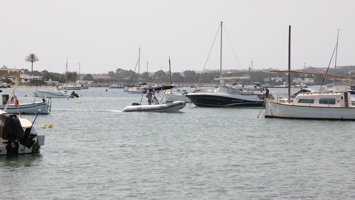 Barcos fondeados en s&#039;Estany des Peix, en la zona de poniente.