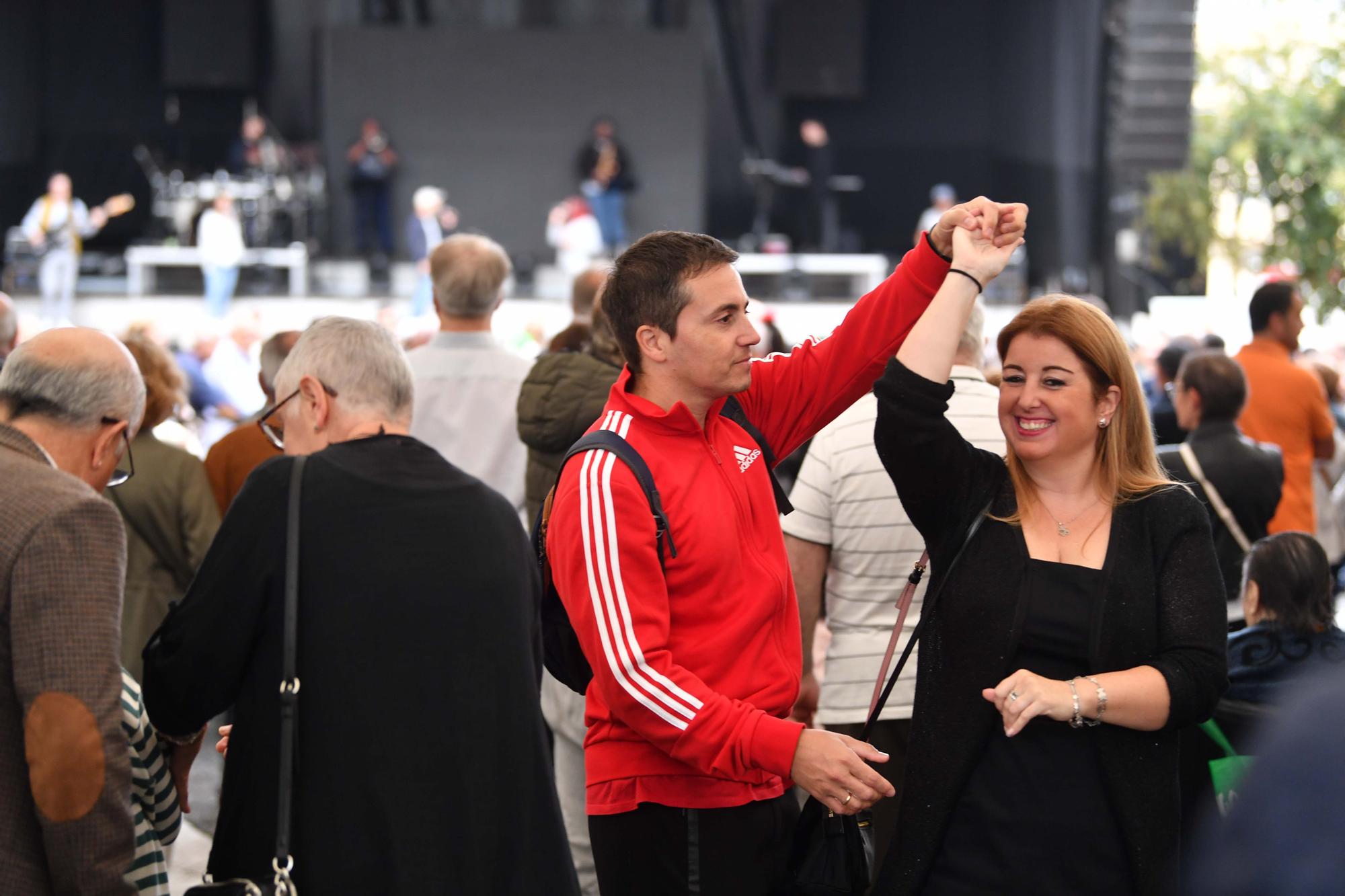 Exhibición de sevillanas en las fiestas de O Ventorrillo