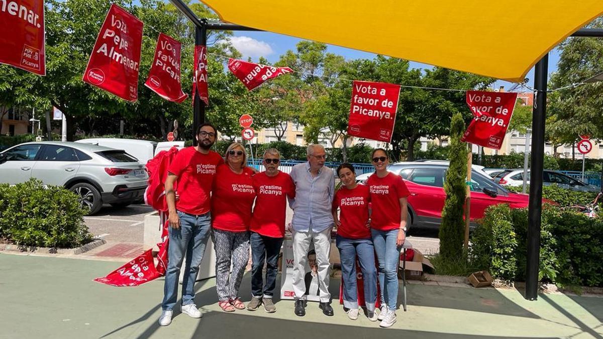 Josep Almenar, al centro, con su equipo de campaña.