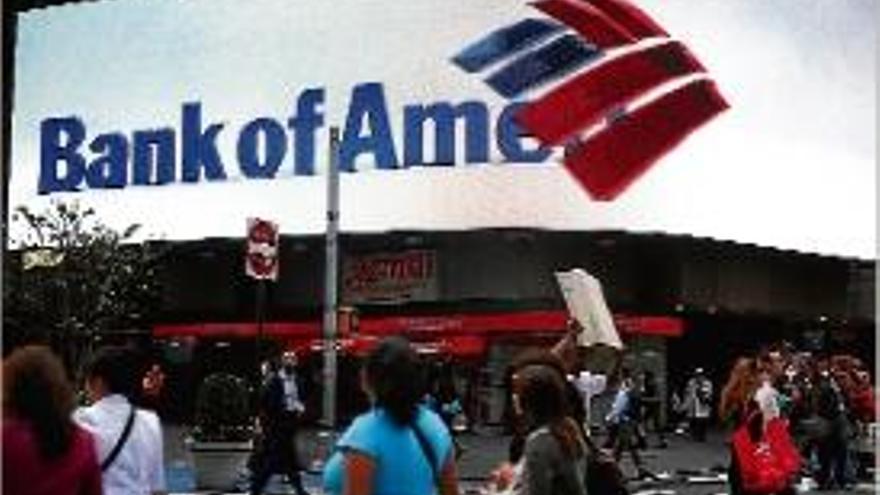 Vianants davant d&#039;una oficina de Bank of America, un dels multats.