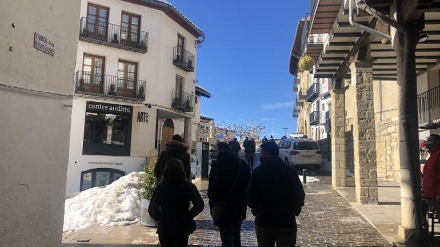 Visitantes en Morella ayer, paseando por el centro de la localidad atraídos por la nieve. En Ares se habilitó un parking para evitar el colapso de la semana pasada. | JAVIER ORTÍ