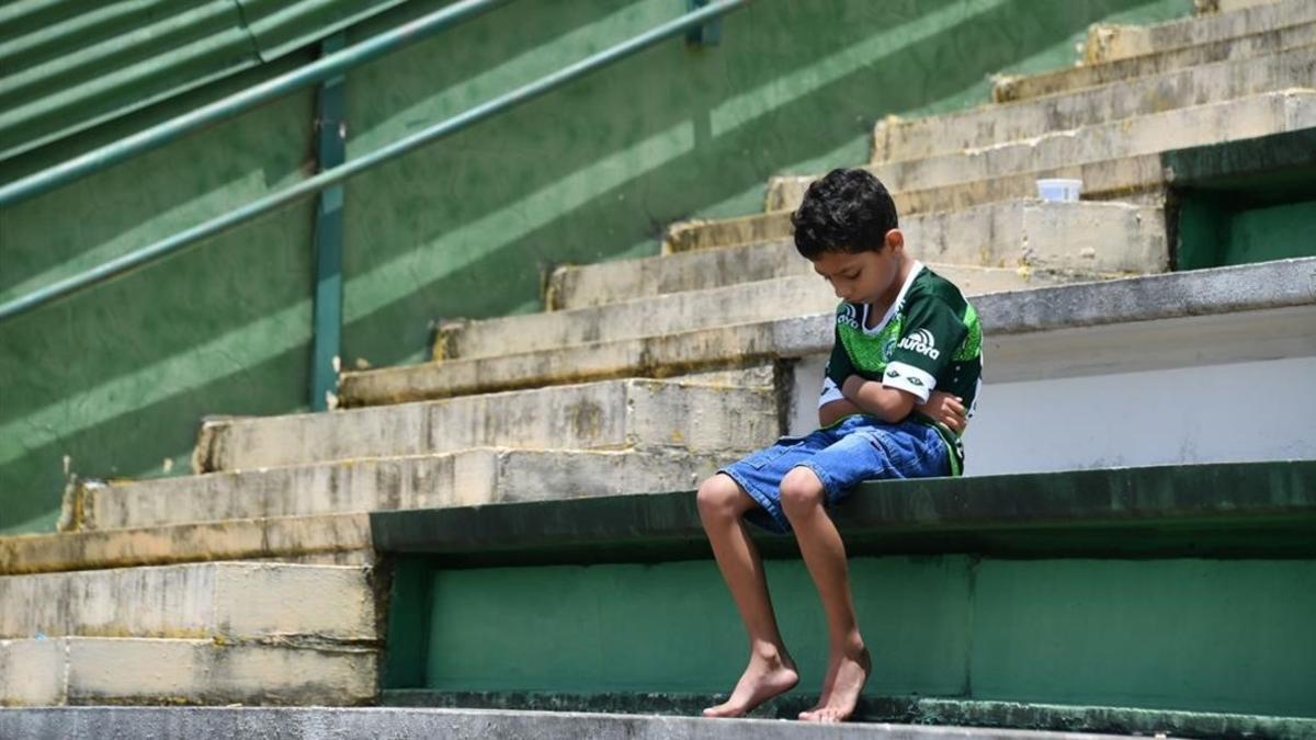Un niño llora a sus ídolos desaparecidos en el estadio del Chapecoense