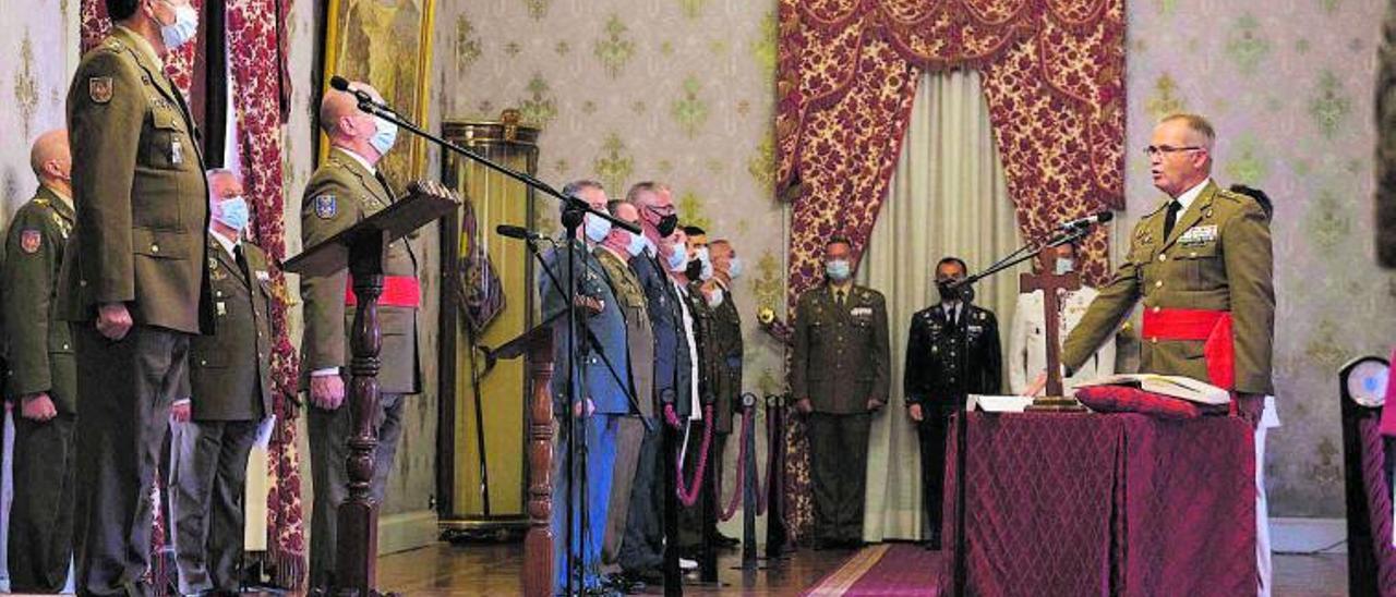 Alejandro Escámez tomó posesión ante el jefe del Estado Mayor del Ejército de Tierra, Amador Enseñat Berea. | | CARSTEN W. LAURITSEN