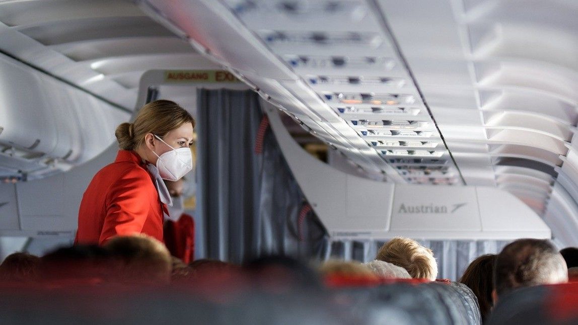 Una azafata, en un avión en pleno vuelo