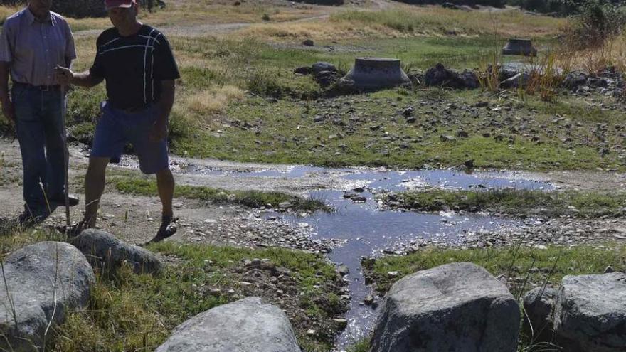 Canalización de un desagüe por el curso de la rivera en Badilla.