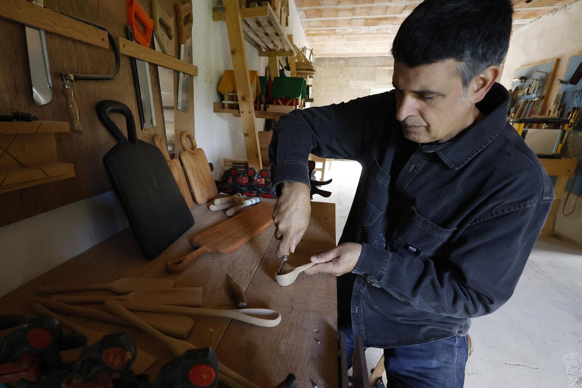 Luis Portabales en su refugio creativo rodeado de bosque con una de las casas-nido que elabora  (1).jpg