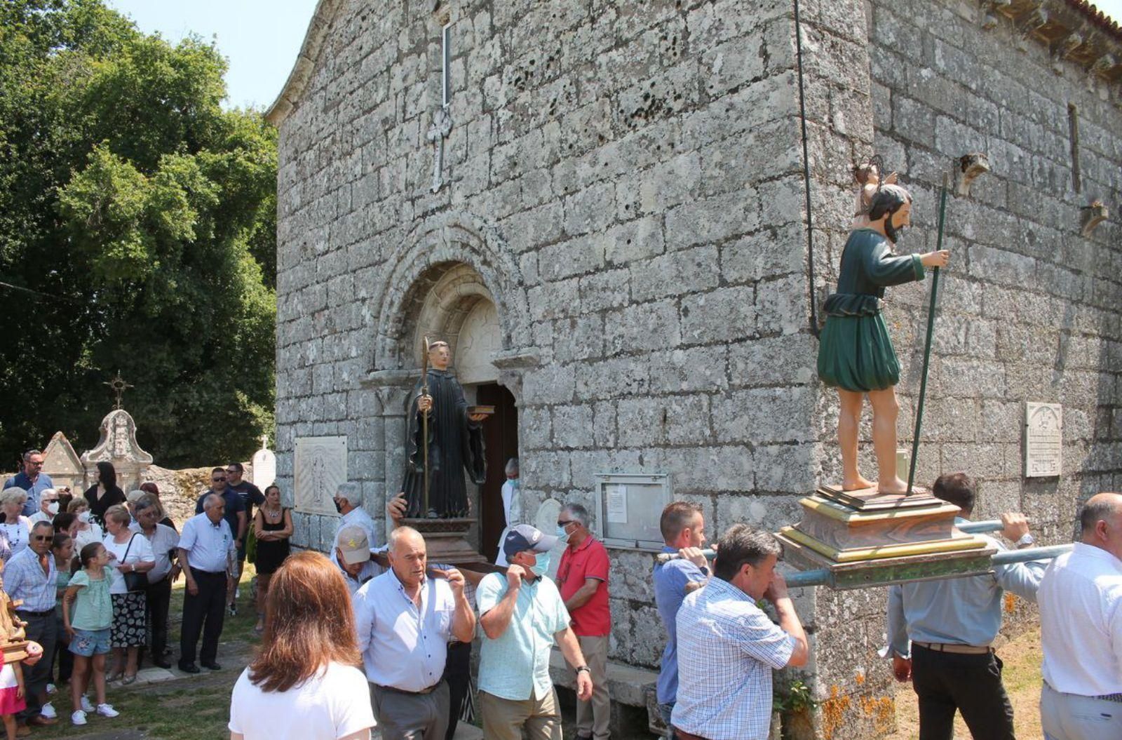 A procesión, saíndo da igrexa románica de Borraxeiros