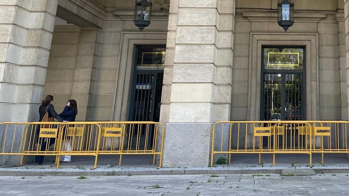 Dos mujeres a la entrada de la Audiencia Provincial de Sevilla.