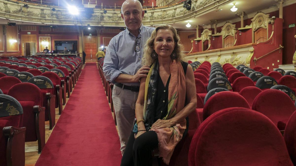 Enrique y Marían Ángeles Fayos posan en el patio de butacas del Teatro Olympia.