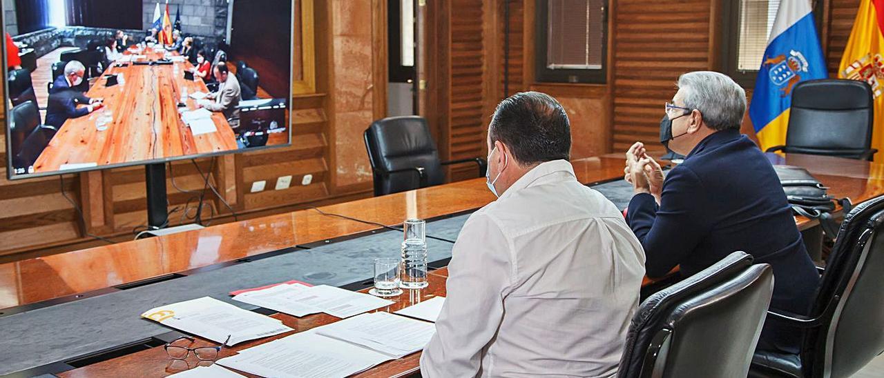 Blas Trujillo y Román Rodríguez en el Consejo de Gobierno, en la capital grancanaria.