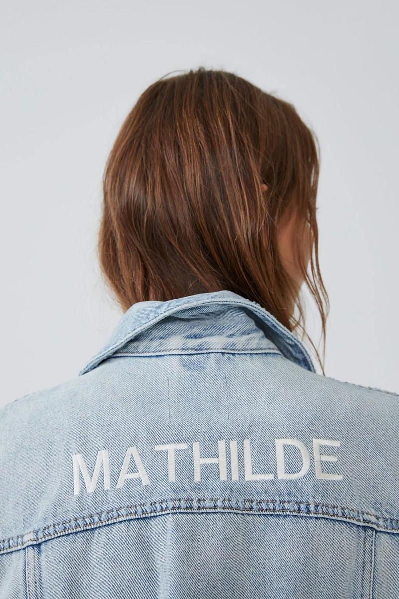 Chaleco denim personalizable de Zara.