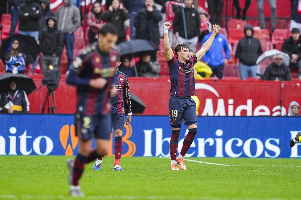 Espí celebra su tanto ante el Sevilla.