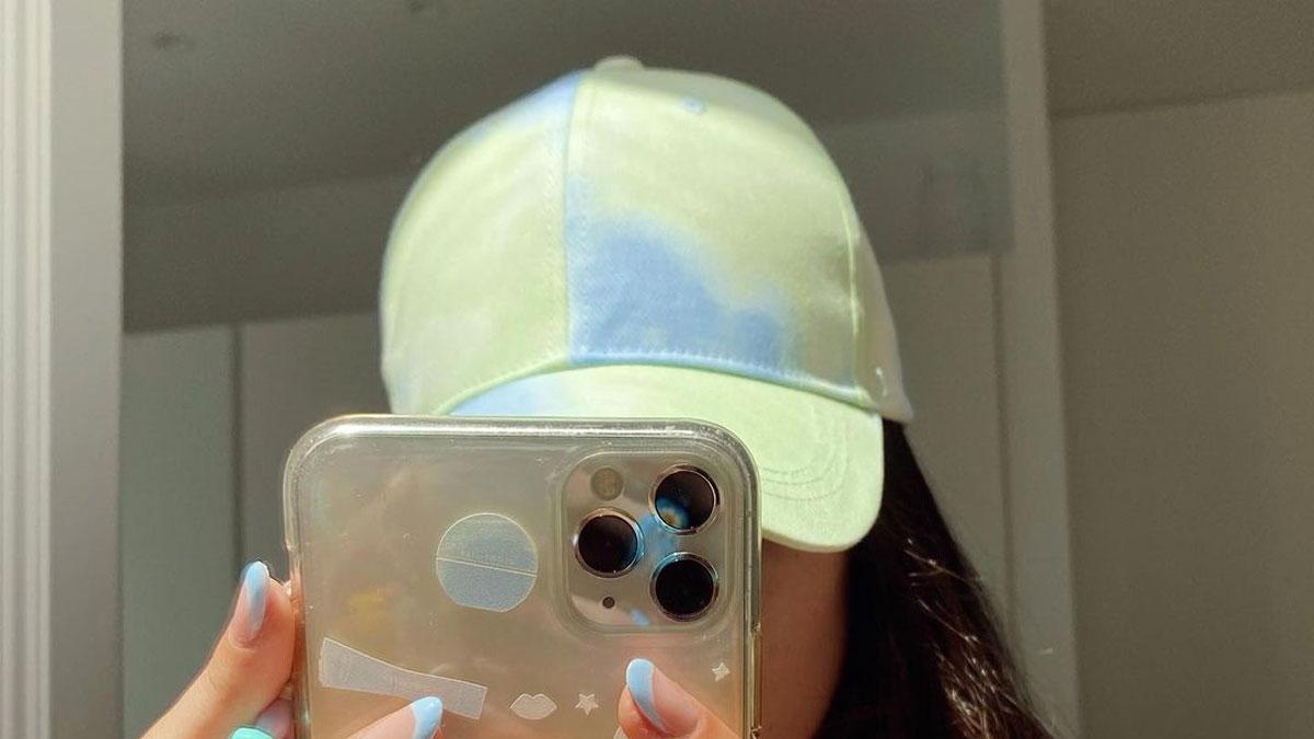 Marta Lozano con gorra 'tie dye', manicura de media luna, anillos noventeros y un cuelgamóvil de abalorios personalizado