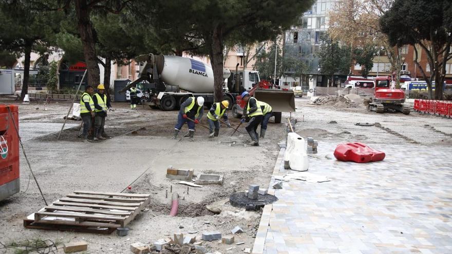 El nuevo pavimento ya empieza a poblar la plaza Juan XXIII de Cartagena