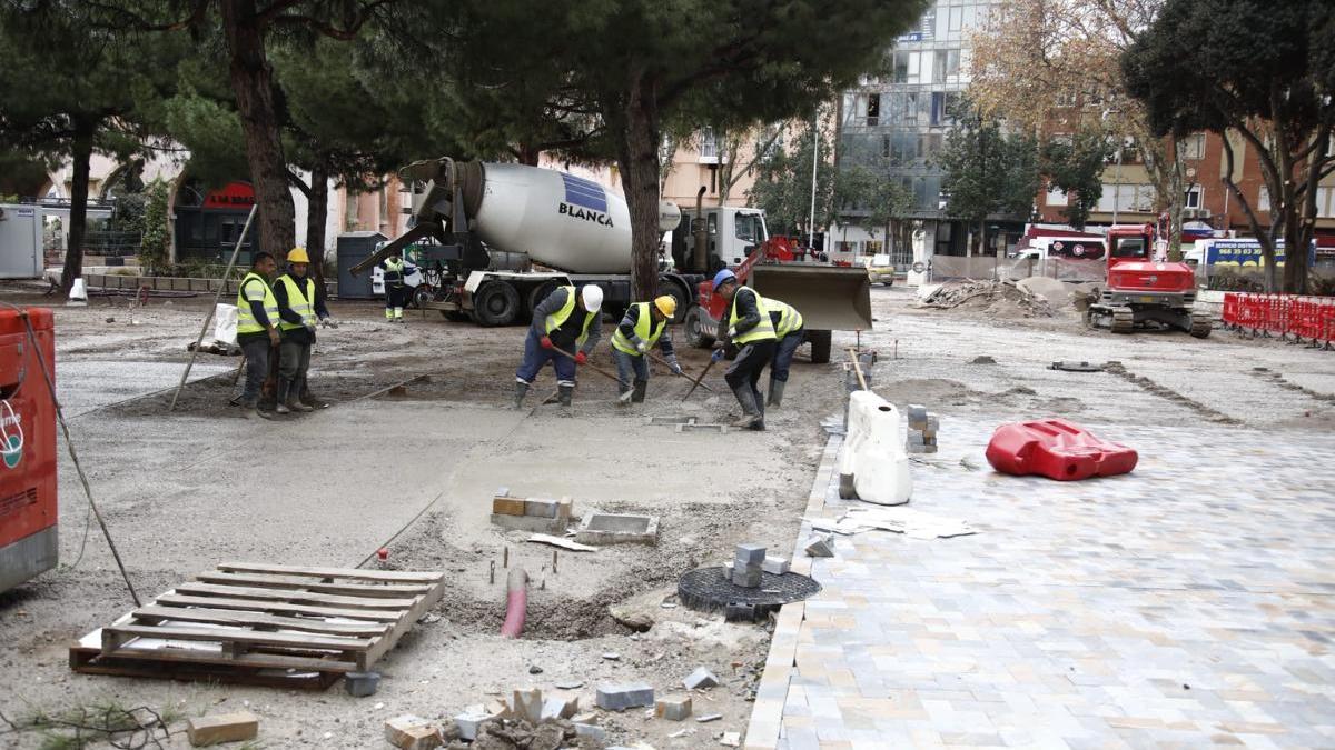 La colocación del pavimento en la plaza Juan XXIII de Cartagena ya ha comenzado.