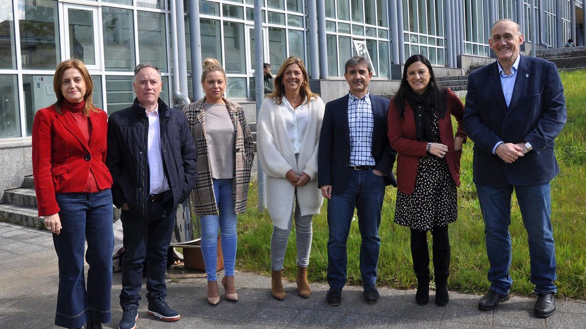 Reigosa y parte de su equipo, en el campus de Vigo.