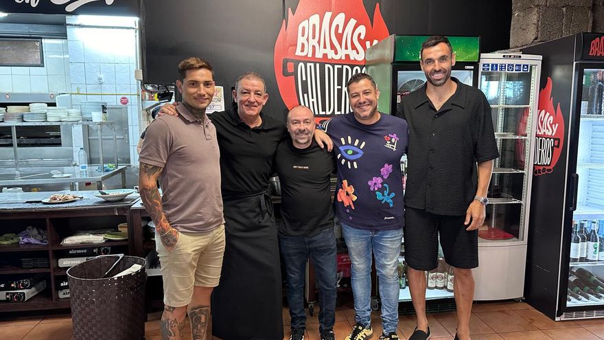 Enric Gallego, maestro de ceremonia de Chimy Ávila en Tenerife: el delantero blanquiazul se lleva al argentino de guachinche