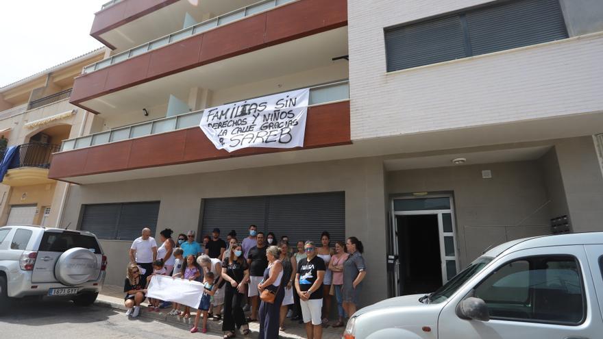 La Generalitat compra los pisos de la Font y suspende el desahucio de 30 personas