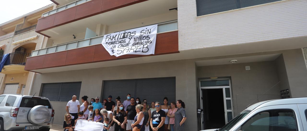 Algunas de las personas que iban a ser desahuciadas, ante el edificio de la Font d’en Carròs.