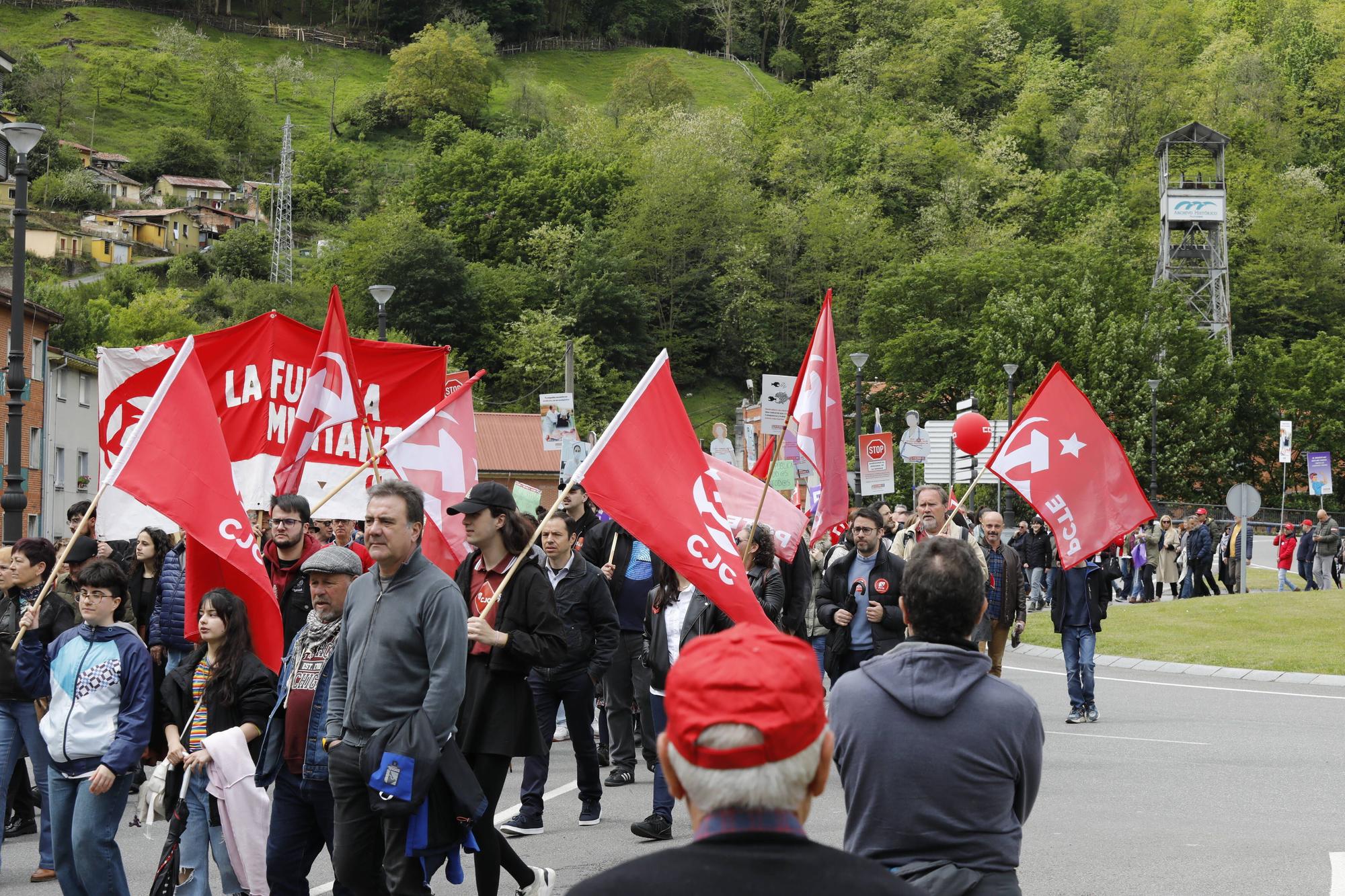 Manifestación de los sindicatos mayoritarios en Langreo por el 1 de mayo.