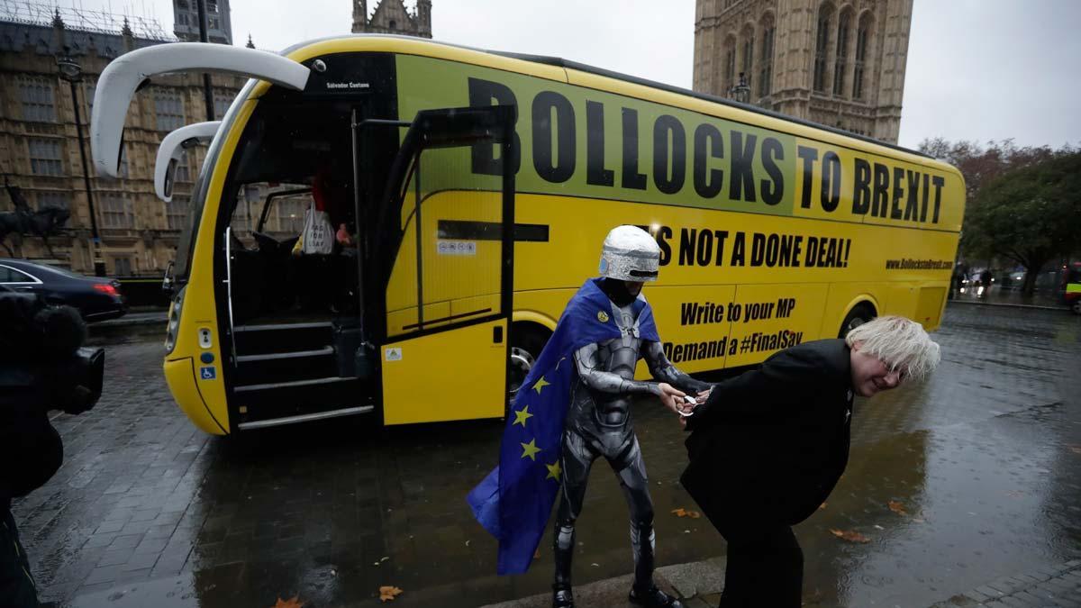 Activistas proeuropeos llegan con un autobús a las puertas del Parlamento británico.