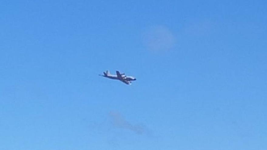 Algunos ciudadanos que han fotografiado el avión lo identifican como un aparato militar, un Lockheed P-3 Orion. En la imagen, foto subida a Twitter por el usuario @jerjerrod.