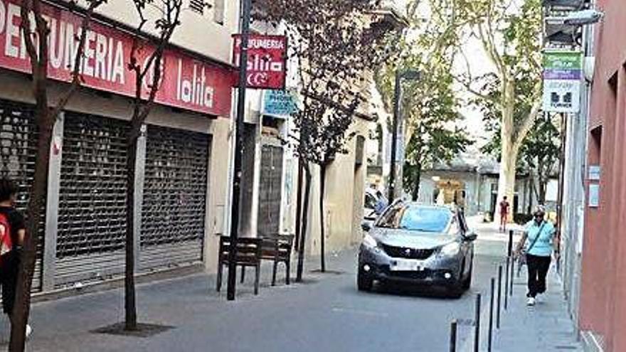 Un vehicle circulant al carrer Sant Pau, obert des d&#039;ahir al trànsit.