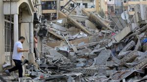 Un palestino en una mezquita derruida en Gaza.