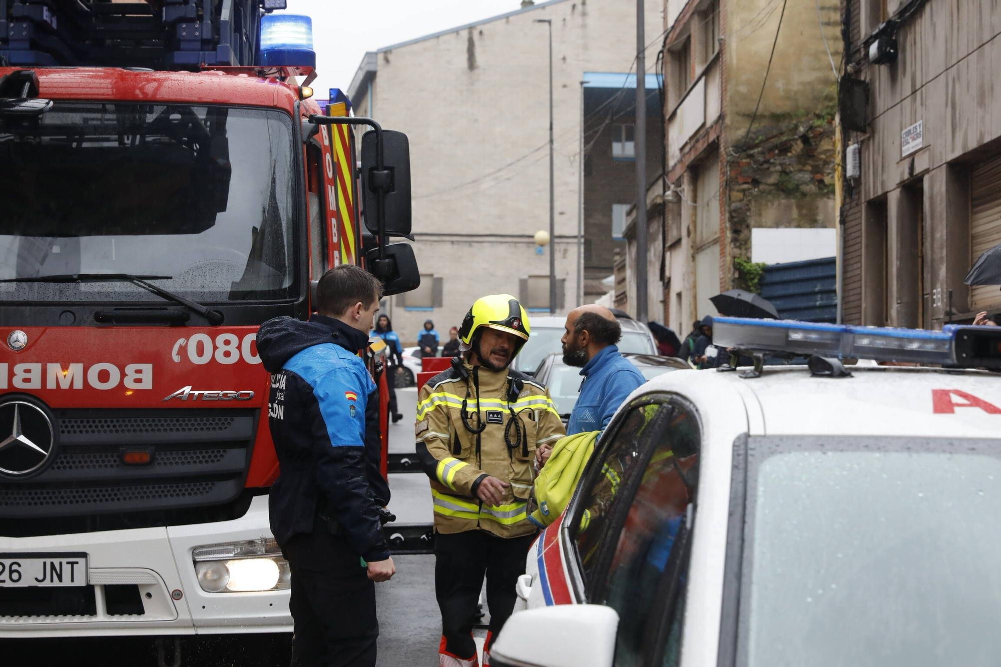 Un incendio en Gijón obliga a desalojar a varios vecinos (en imágenes)