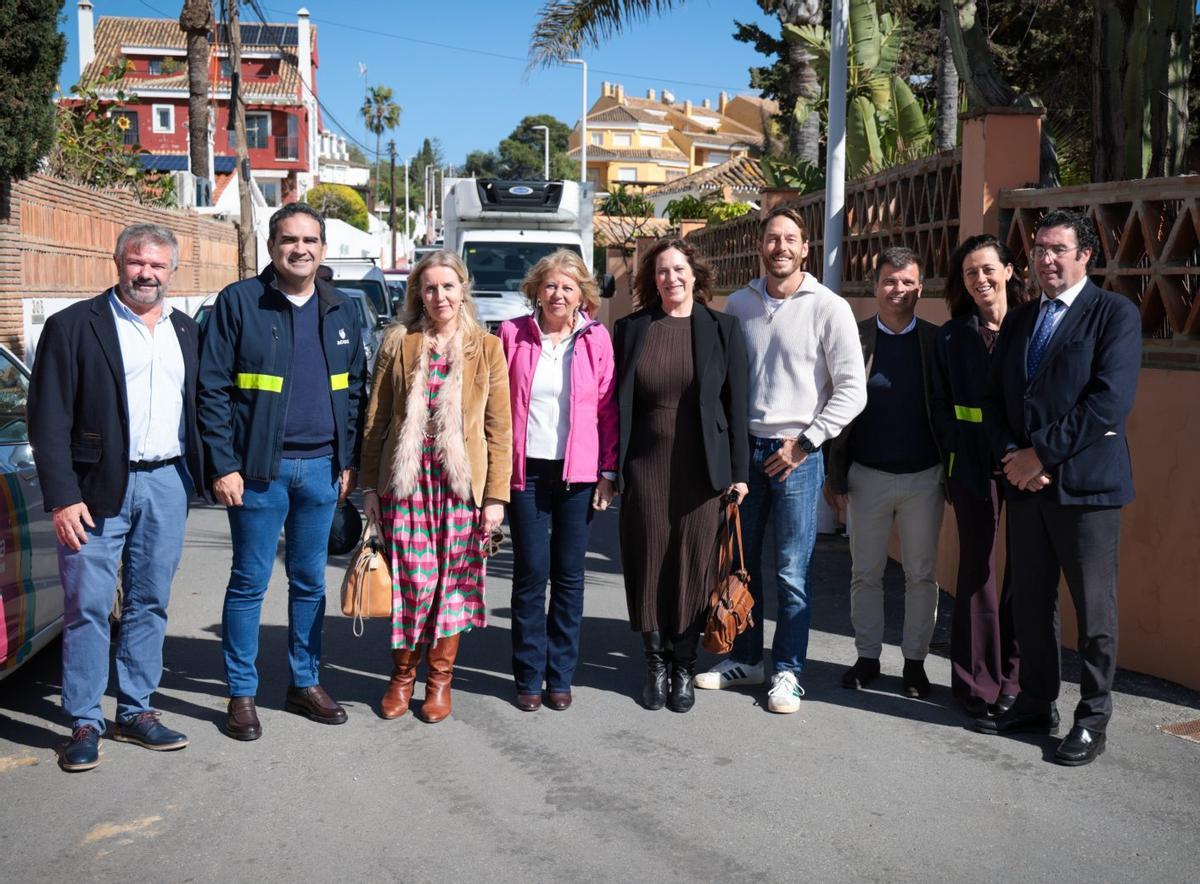 Vecinos y responsables de la Mancomunidad y del Ayuntamiento, ayer, en la urbanización Costabella. | L.O.